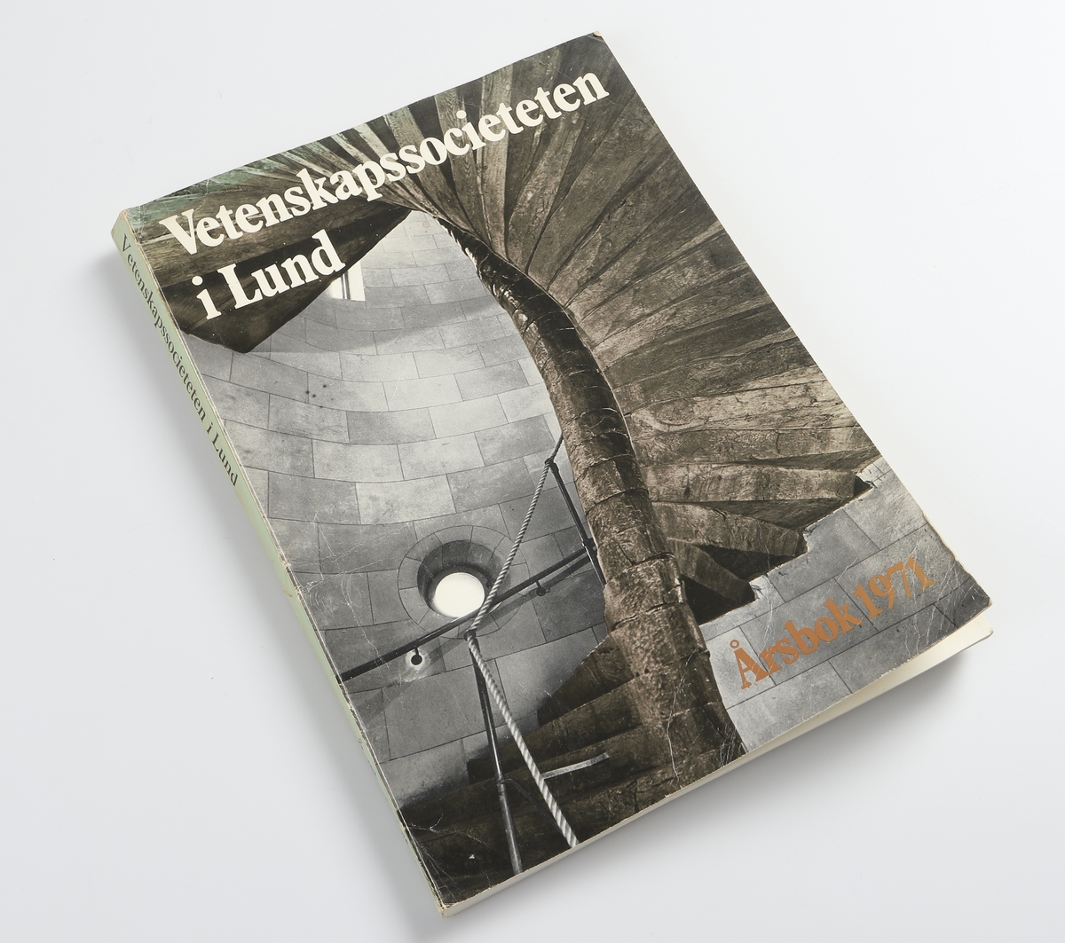 Vetenskapssocieteten i Lund. Årsbok 1971. Gleerups/Lund. Allhems förlag. Berlingska Boktryckeriet, Lund 1971. På försättsbladet en dedikation till Vilhelm Moberg.