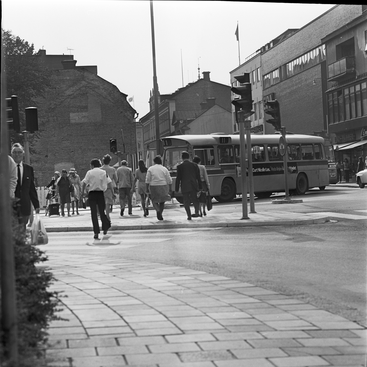 Gångtrafikanter och busstrafik i korsningen Kungsgatan-Vaksalagatan, Uppsala 1970