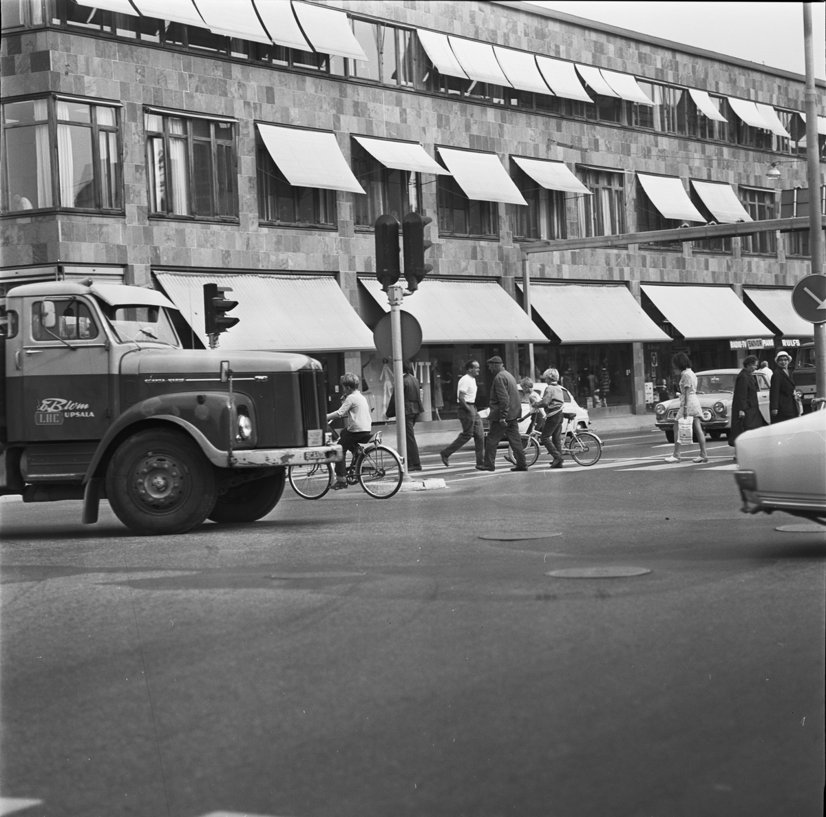 Trafik i korsningen Kungsgatan - Vaksalagatan, Uppsala 1970