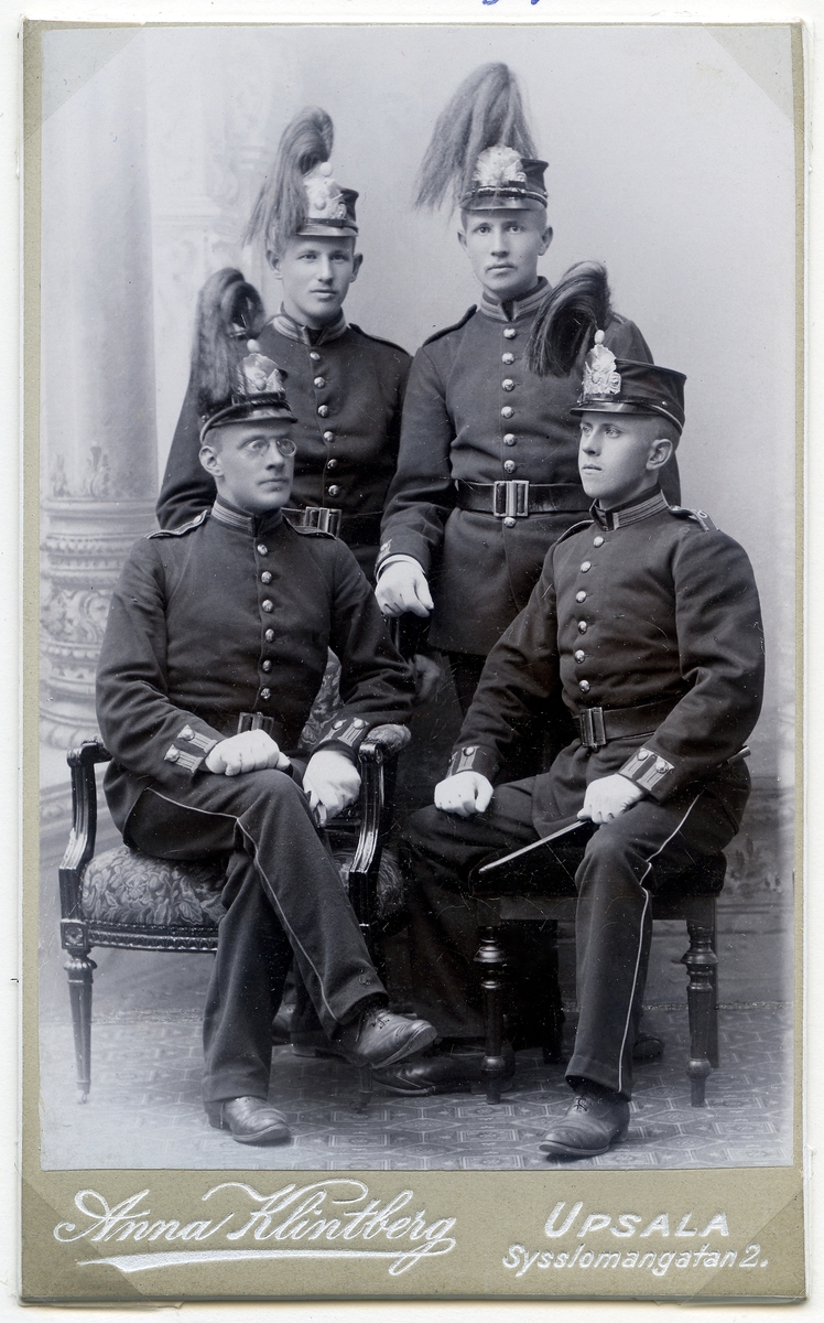 Kabinettsfotografi - fyra män, Harald Falk sittande till vänster, iklädda uniform, Uppsala omkring 1900