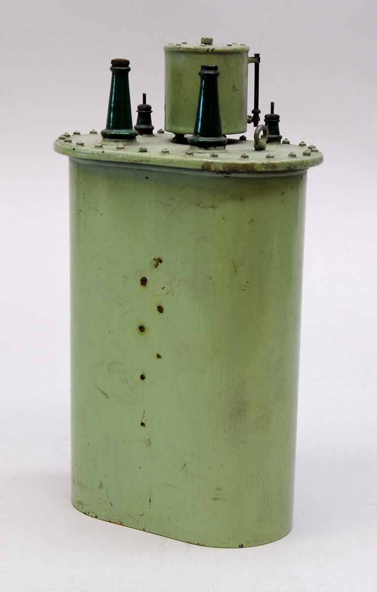 Modell av belysningstransformator i skala 1:20. Av grönmålad plåt.