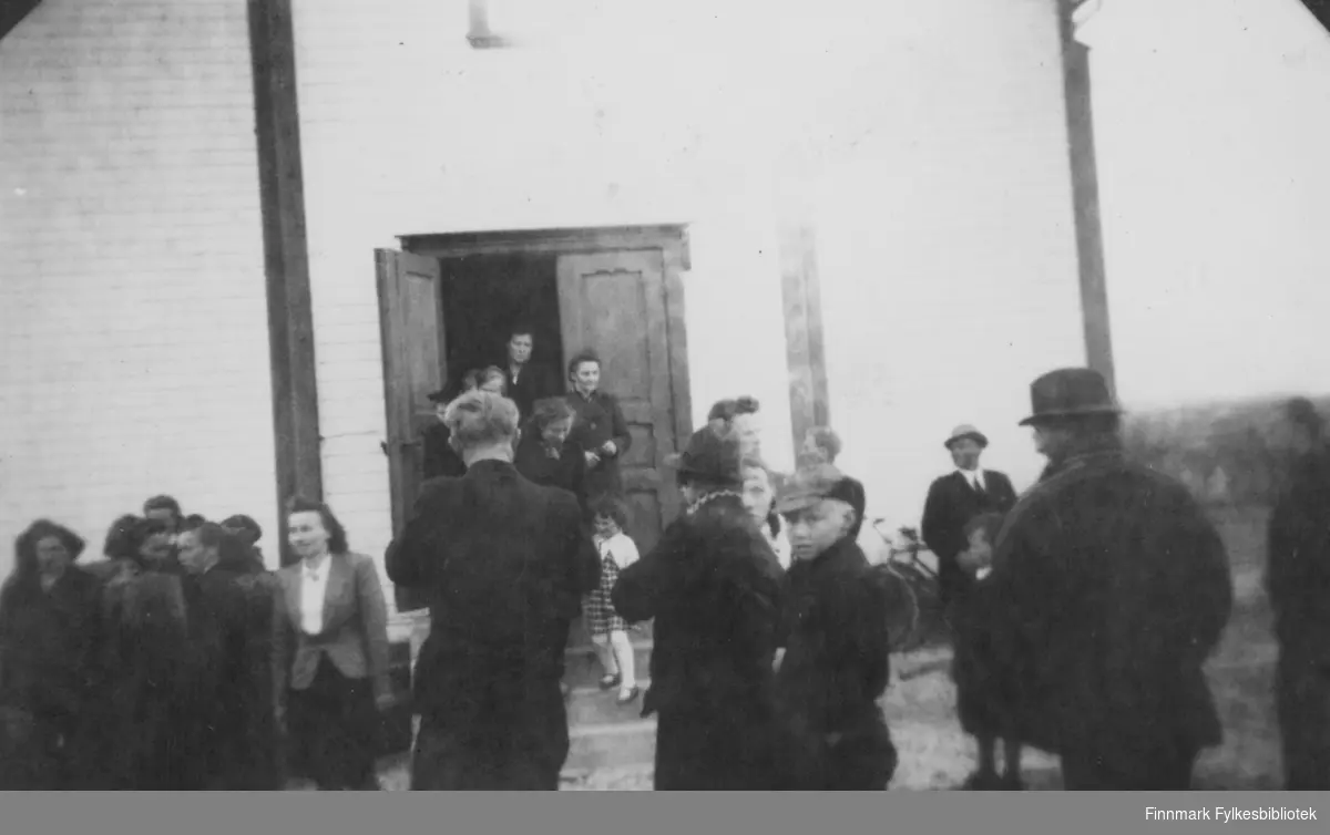 Folk utenfor kirka. Muligens Anna Sofie Hansens begravelse i Børselv, 1943. 