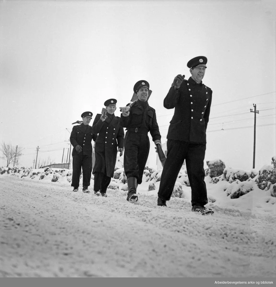 Mannskaper fra Bryn brannstasjon ute for å rense kumlokk og hydranter for snø på Etterstad. Januar 1951.