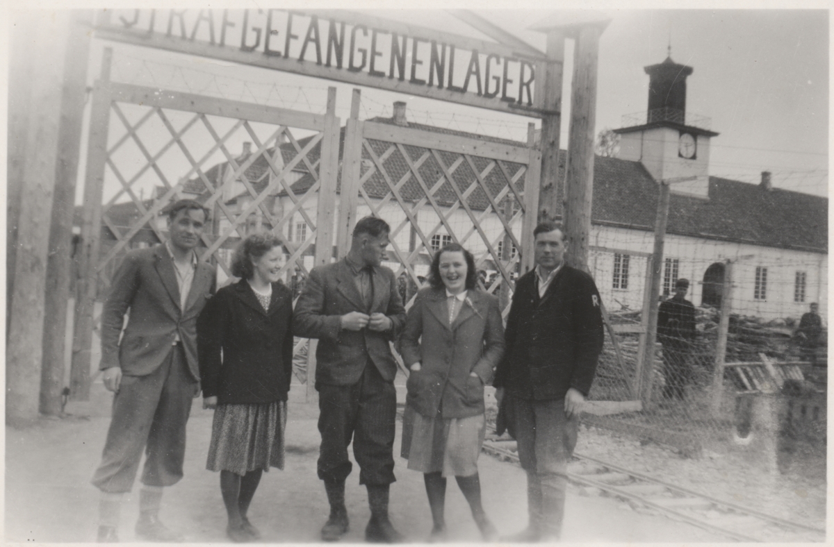 Eks-fanger og lokalbefolkning foran porten til Falstad fangeleir i fredsdagene i mai 1945. F.v.: Per Sæther, Ingrid Nordsjø (g. Grasbekk), Ljuban Vuković, Eldbjørg Augdal og sovjetisk fange (trolig Aleksandr Makejev eller Aleksej Pasnov).