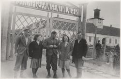 Gruppe foran porten til Falstad fangeleir