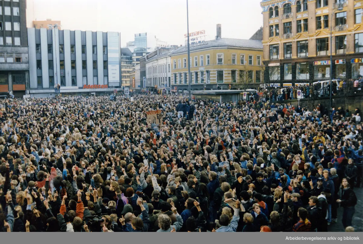 Antirasistisk demonstrasjon mot Arne Myrdal på Youngstorget,.november 1991