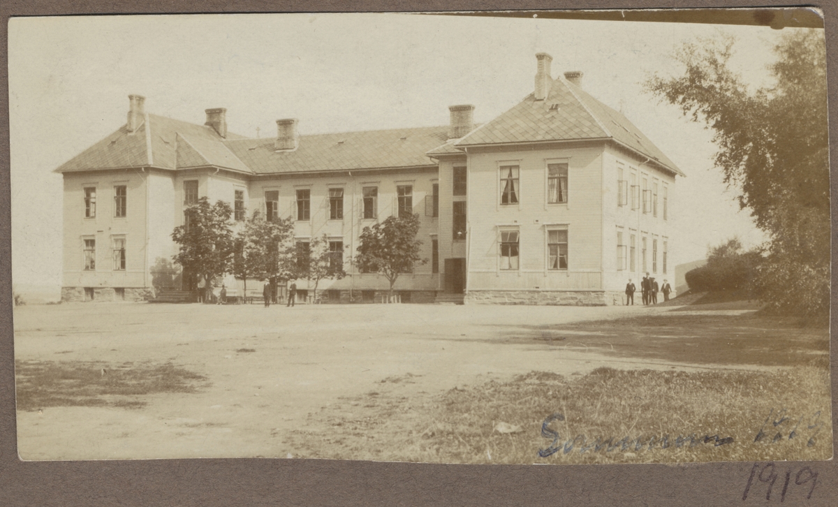 Hovedbygningen på Falstad nedre (Falstad skolehjem) på Ekne sommeren 1919. Bygningen var oppført i 1895, og ble totalskadd i brann i 1921.
