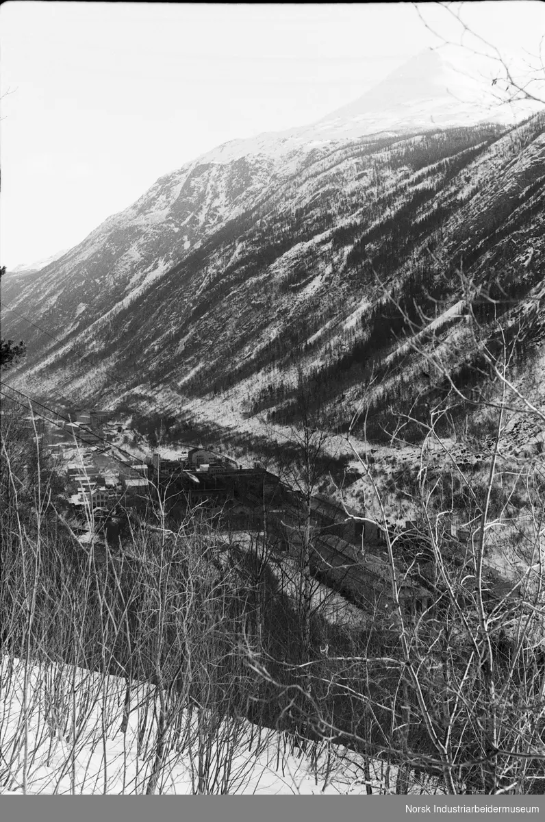 Overblikksfoto av Rjukan Fabrikker (RF) vintertid.
