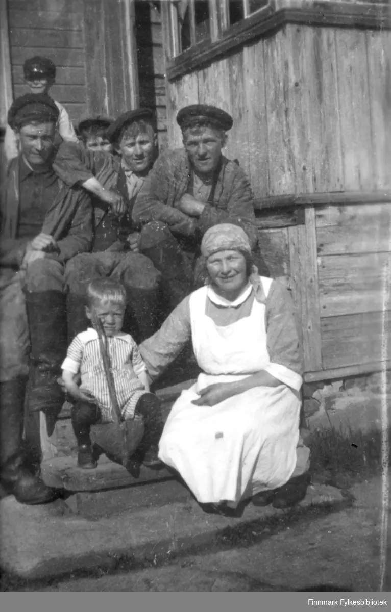 Løfgren familien i Salttjern. Foran: Emma Eugenia Løfgren med sønnen Kåre Nilsen. Fra venstre bak Johan Henrik, Alf Fredrik, Laurits Enok og Hans Løfgren. Gutten i bakgrunn er ukjent.