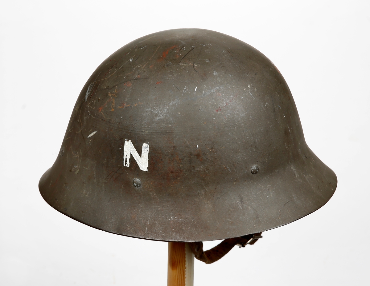 Påsatt N på begge sider som kjennetegn på Norge og brukt av norske polititropper i Sverige under andre verdenskrig fra 1943-45.