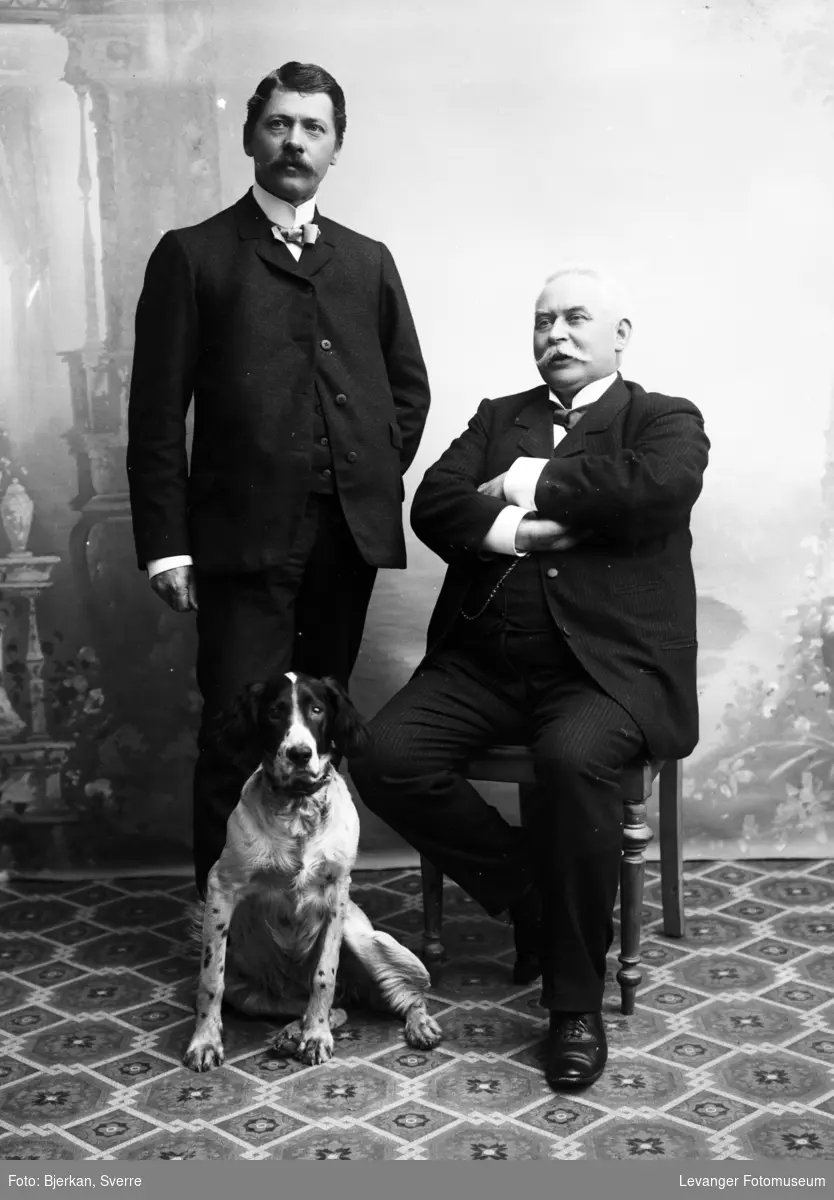 Portrett av menn med hund