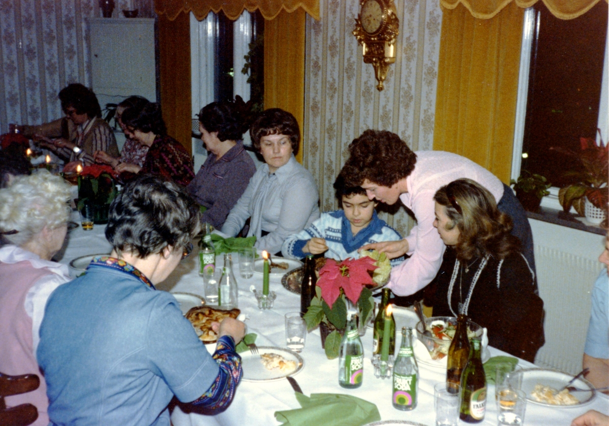Personalfest på Brattåshemmet i januari 1979. Bland annat med kokerskan Ingela Sjöberg och Inga-Britt. Övriga är okända. Relaterat motiv: A1861.