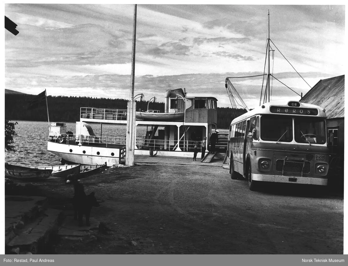 Ved Femund. Buss til "Sønderviken" fra Røros og "Fæmund II" ligger klar for avgang til Elgå