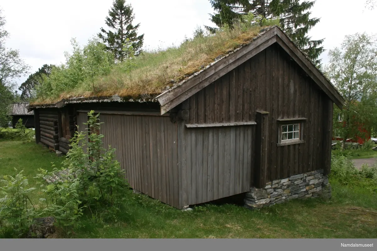 Bygning i laftet plank og reisverk. Navnet på bygningen, Salenhusa, som bekriver noe i flertall kommer av at dette er to hus med to ulike funksjoner bygd sammen som ett hus. Høyløe og fjøs, sannsynligvis opprinnelig et saufjøs.