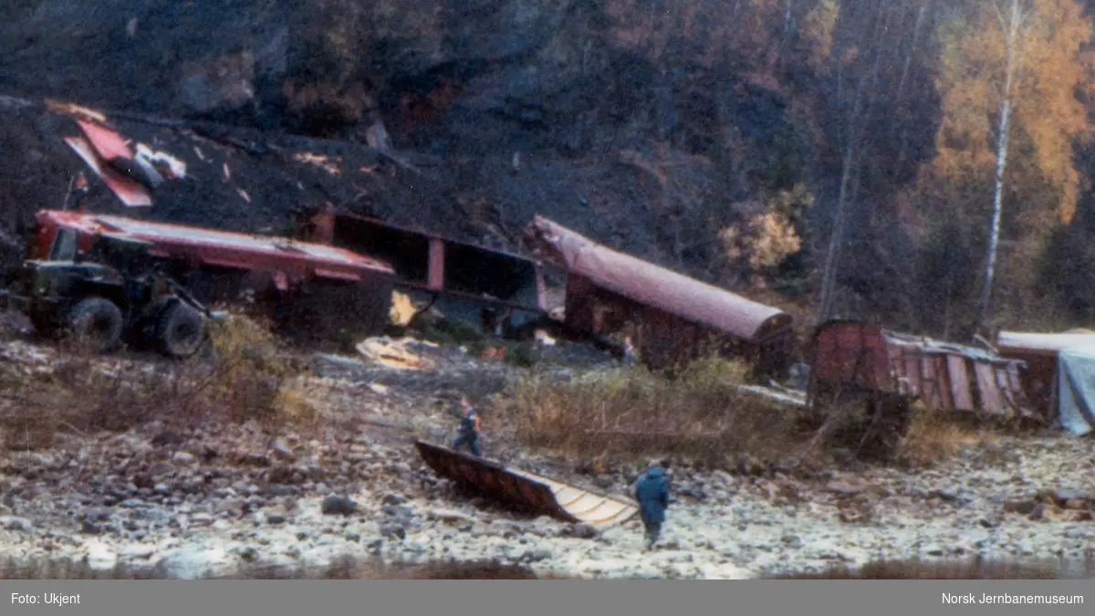 Avsporet elektrisk lokomotiv El 16 2204 og ødelagte godsvogner etter å å kjørt inn i et jordras. Lokomotivet fikk store skader, men ble berget og reparert