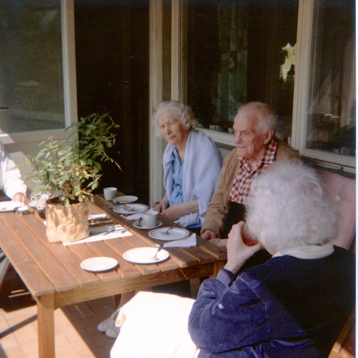 Midsommarkaffe utanför Brattåshemmet 1980. Till vänster sitter Agnes Ekstedt. Övriga är okända.