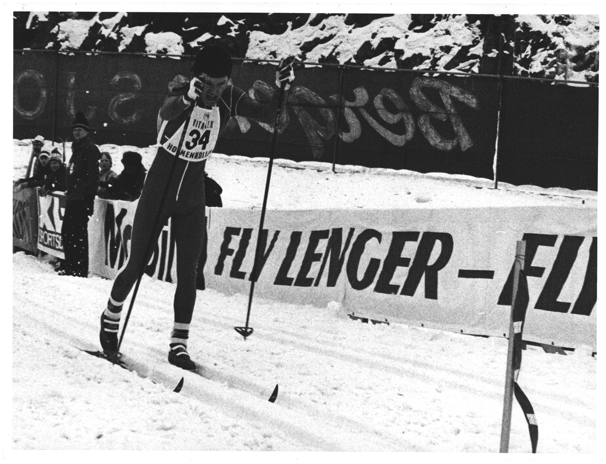 "Kollen". 15 km jr. Vinneren Pål Gunnar Mikkelsplass går i mål