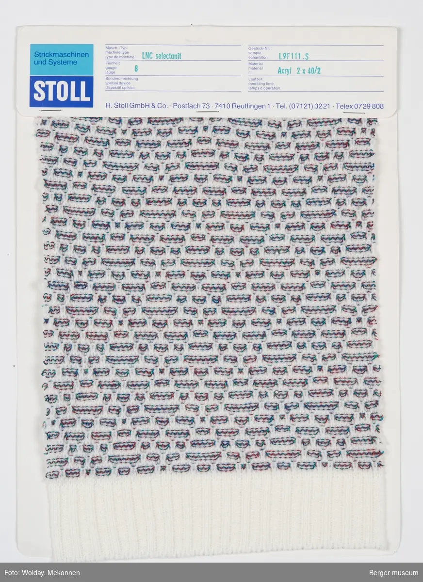 En strikkeprøve montert på et ark som inneholder informasjon om hvilken STOLL maskin som kan strikke denne, garntykkelse, nummer på mønster og hvor mange jacquardkort som må benyttes.
I denne grupperingen står denne informasjonen på forsiden.
