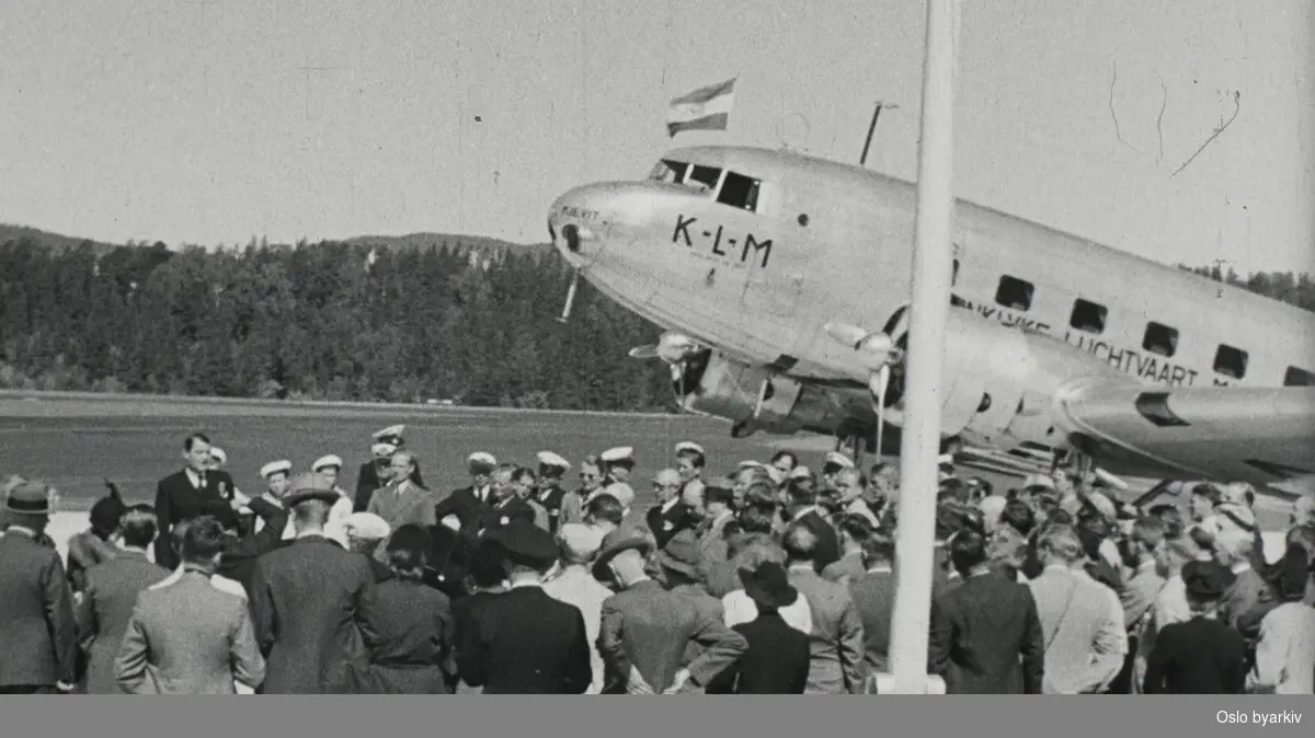 Fornebu flyplass åpner 01.06.1939. Flere flyvninger