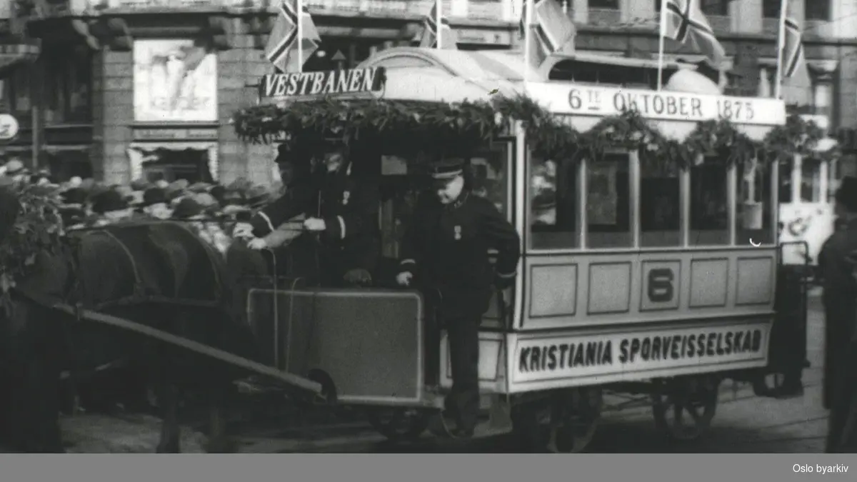 Opptog på Stortorget med eldre trikkevogner og eldre og nyere busser 6. oktober 1935 i anledning Oslo sporveiers 60-årsjubileum.