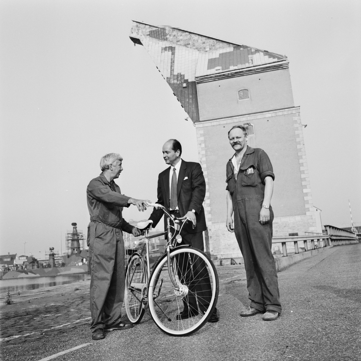 VD Hans Hedman överlämnar cykeln till vinnaren av dom gula motionskorten (B. Gustavsson)