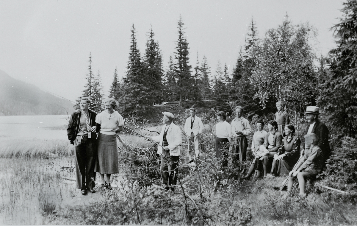 Skreia-familie på tur til Skjeppsjøen ca.1936-38