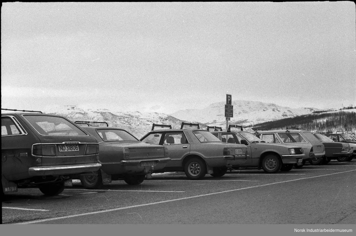 Påsketrafikk. Biler på vei og parkeringsplass på fjellet.