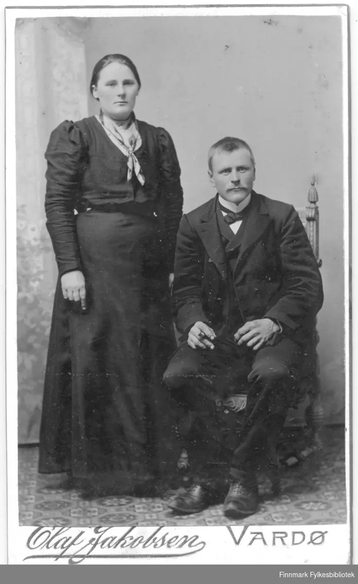 Visittkortportrett av en kvinne og en mann, fotografert i Olaf Jakobsen sitt atelier i Vardø rundt 1900.