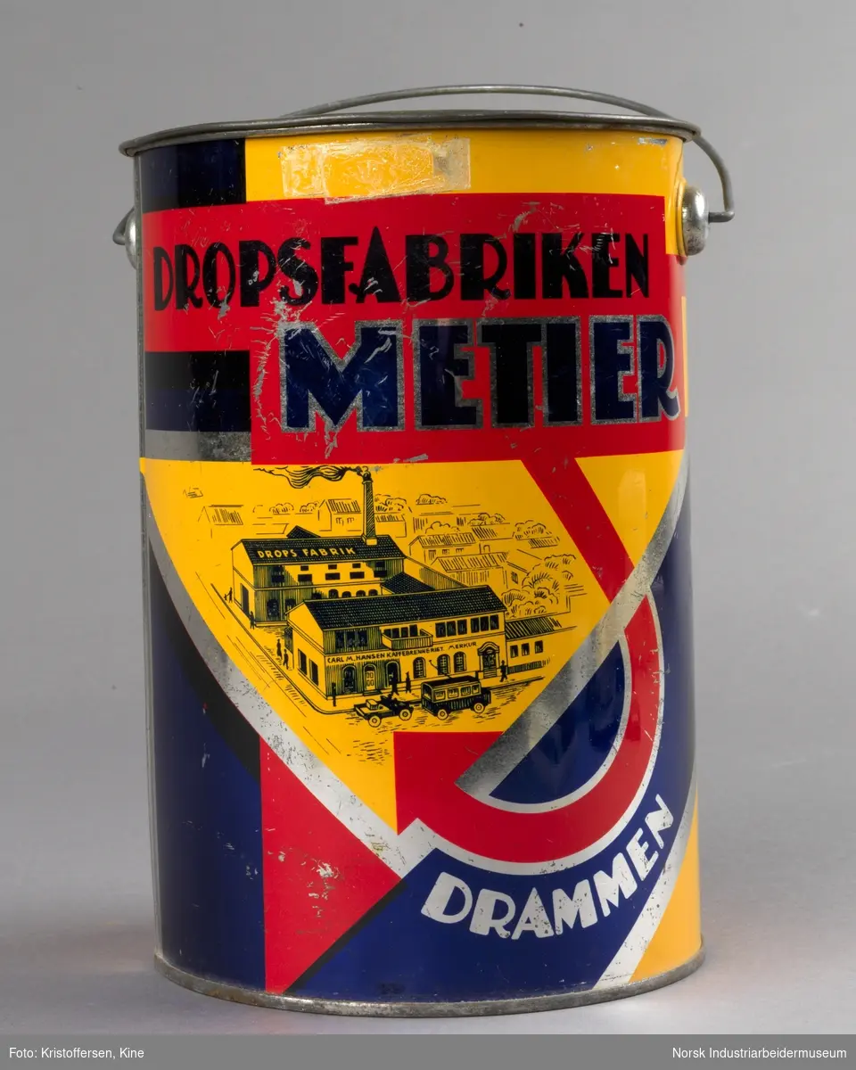 Dropsspann fra Dropsfabrikken Metier i Drammen med lokk og håndtak. Logo er trykket på selve spannet