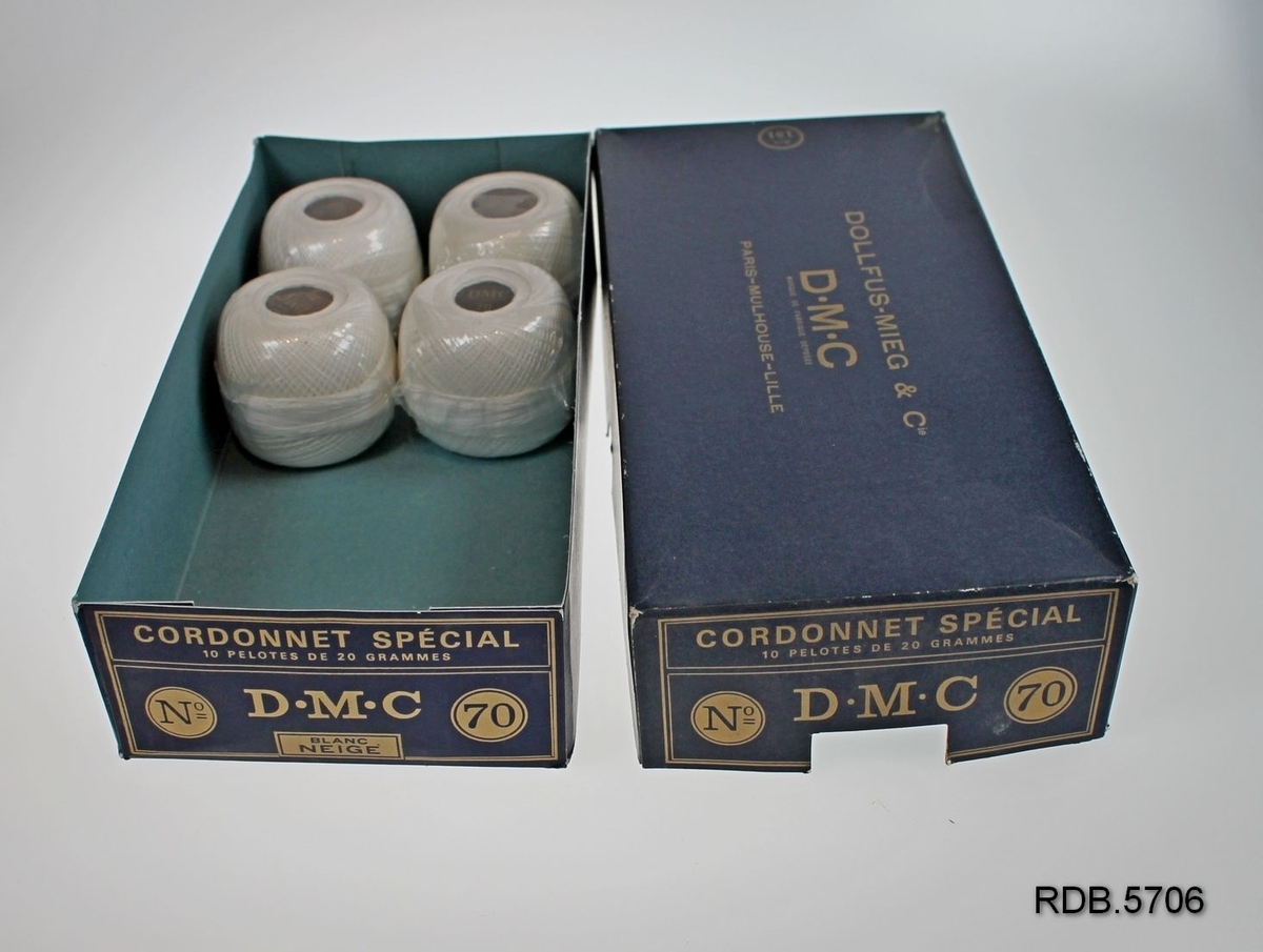 En blå pappeske som inneholder 4 nøster DMC bleket hvitt bomullsbrodergarn nr. 70.