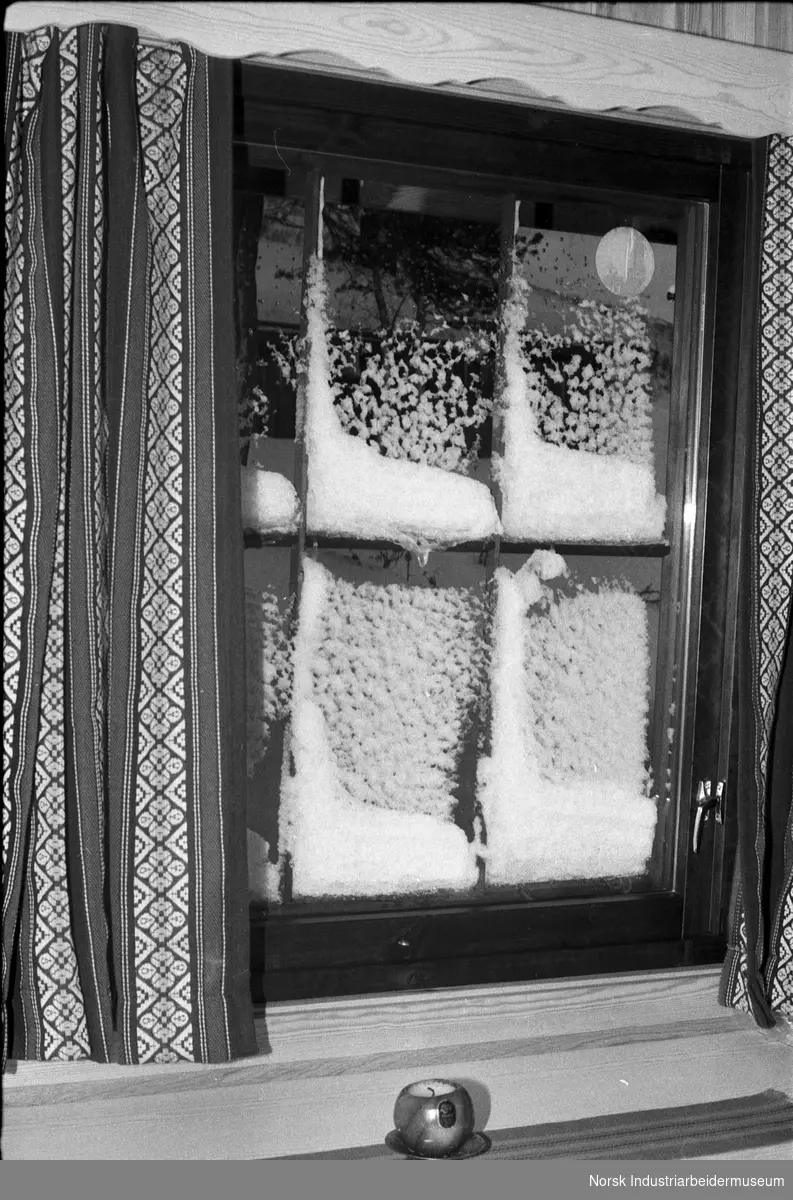 Snøen har dekt til vinduene på hytte på Arabuvollen.