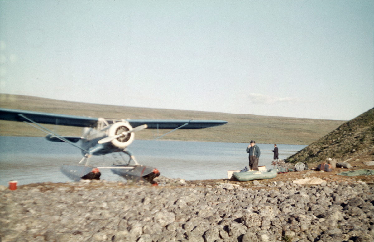 Norseman fra Nor-Wing fortøyd ved bredden av et vann. Taxiflyging med fisketurister, antagelig i Finnmark.