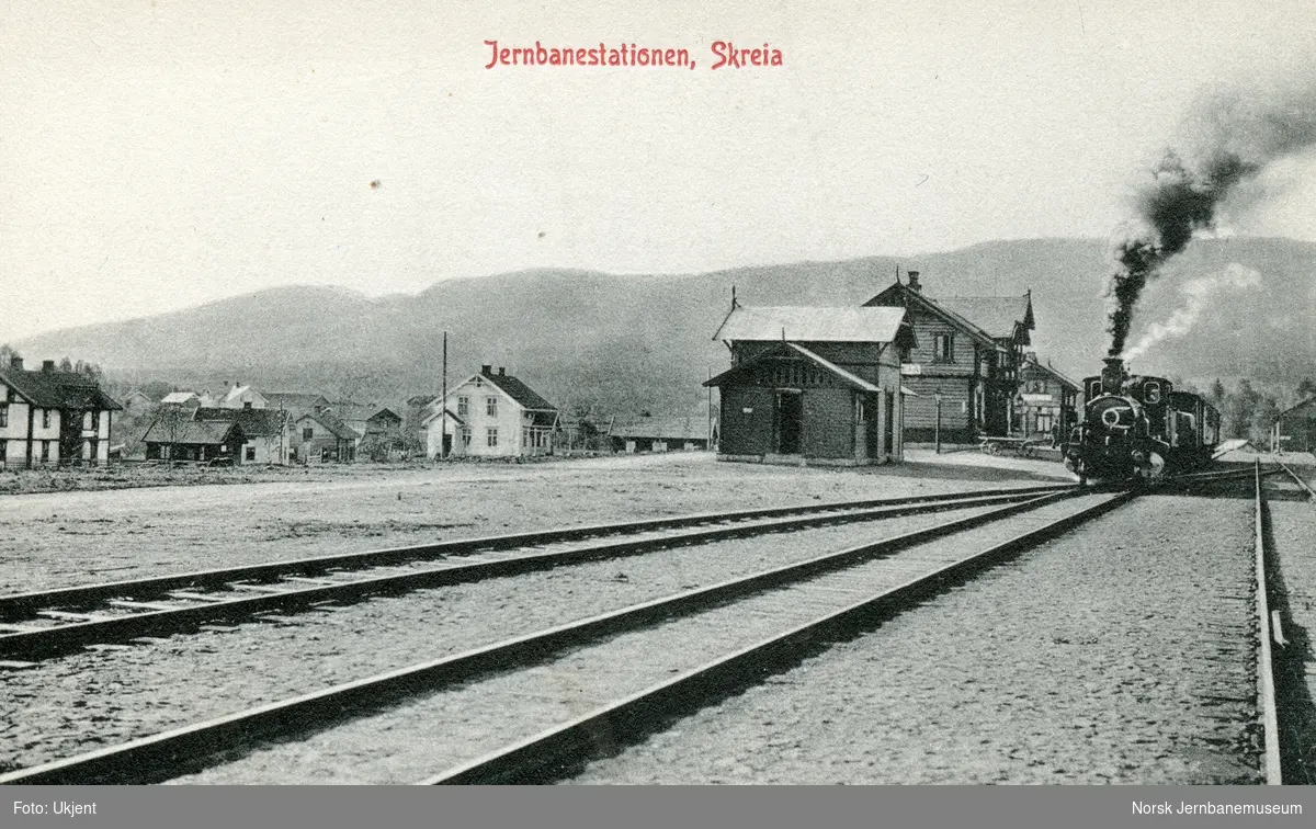 Damplokomotiv type 15 med blandet tog på Skreia stasjon