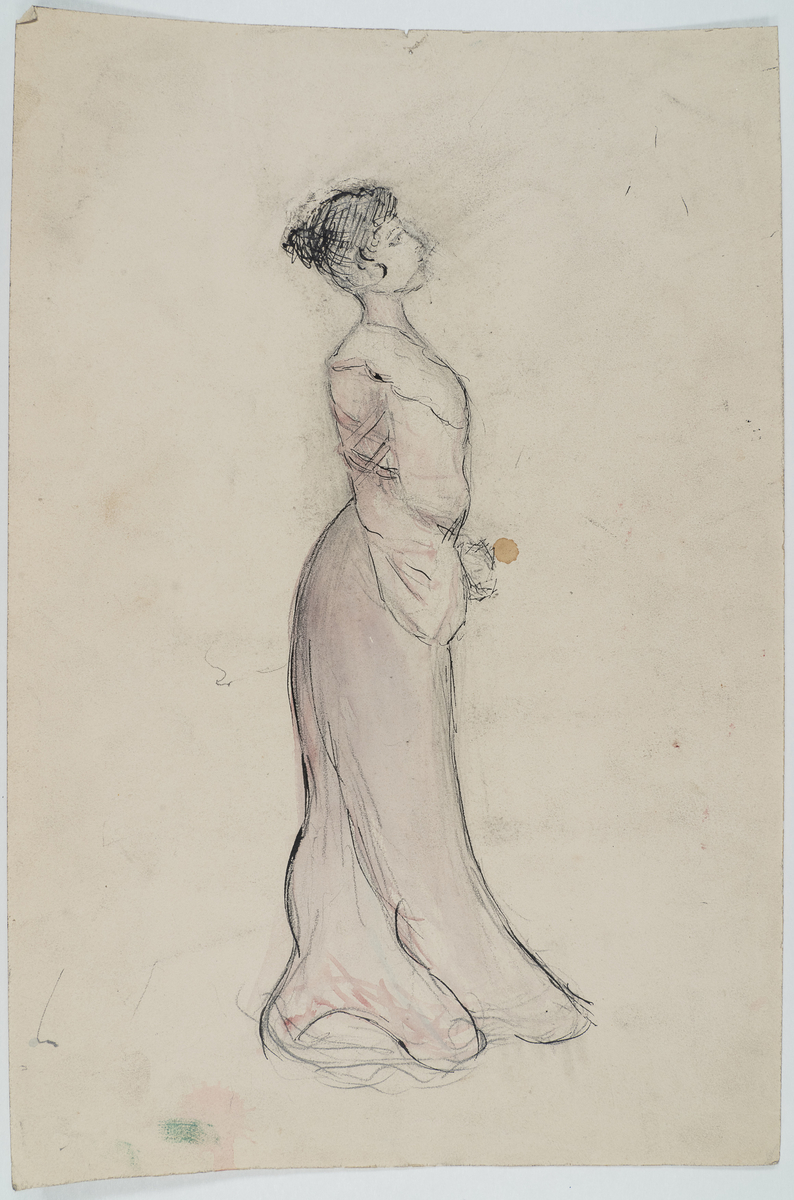 Penne- og blyanttegning , delvis kolorert med akvarellmaling. Motivet er en stående kvinne i helfigur profil iført en lang, drapert kjole og med oppsatt hår. 