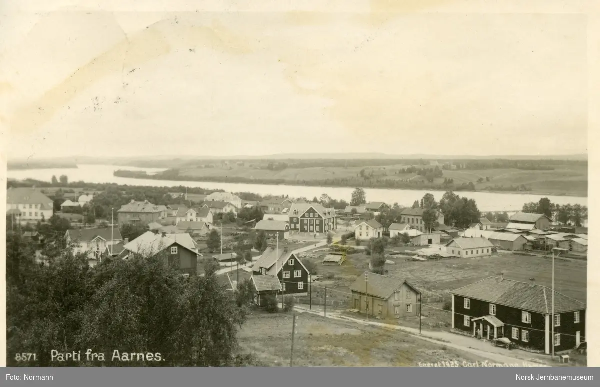 Aarnes (Årnes) sentrum i 1925. Jernbanestasjonen i bakgrunnen til høyre