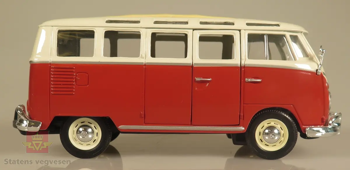Primært rød og sekundært hvit modellbil laget av metall og er detaljert. Den er utstyrt med side-dører som kan åpnes og lukkes. Skala: 1:24
