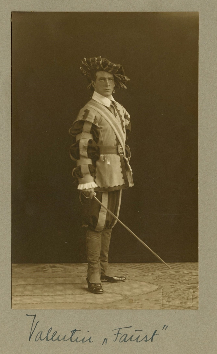 Idar Trana i rollen som Valentine i operaen Faust. Satt opp ved Trondhjems Teater i sesongen 1918-1919.

Deltagelsen i denne oppsetningen regnes som Idar Trana sin debutt.