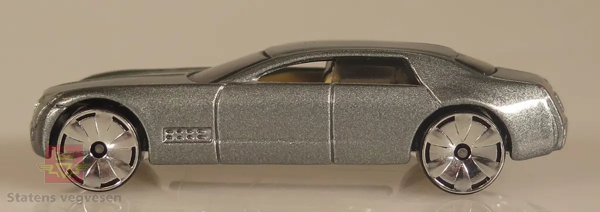 Primært grå modellbil laget av metall.