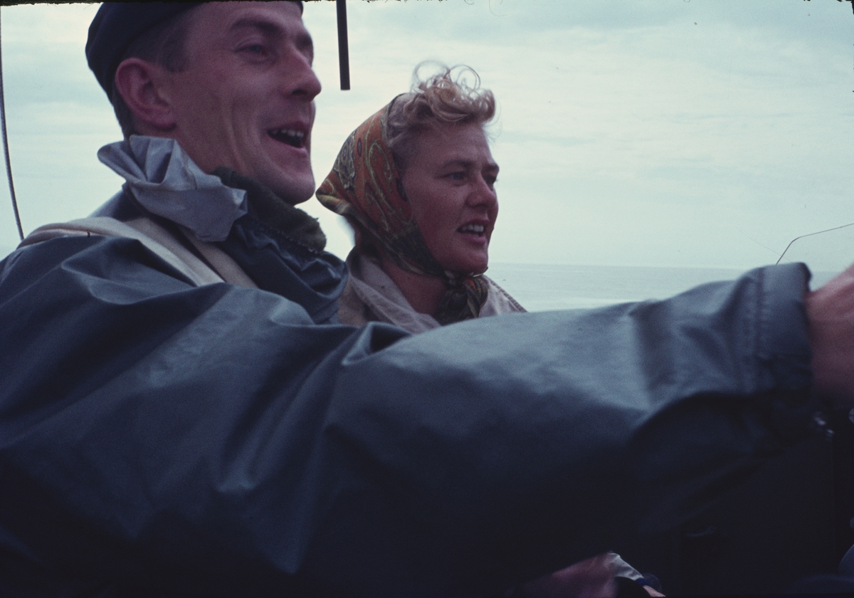 Bilden visar en besättningsmän och en kvinnlig besökare ombord på en motortorpedbåt.