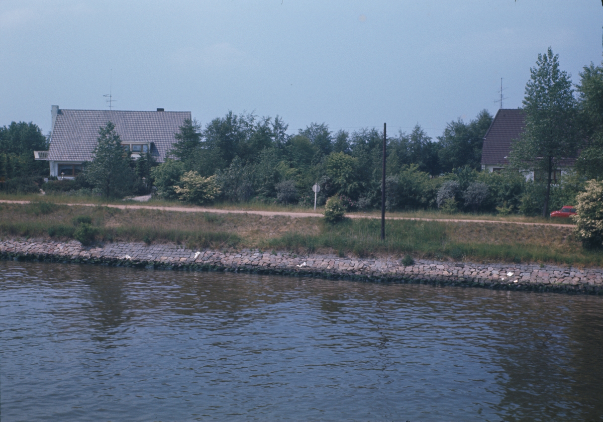 På bilden syns bostadshus vid Kielkanalen.