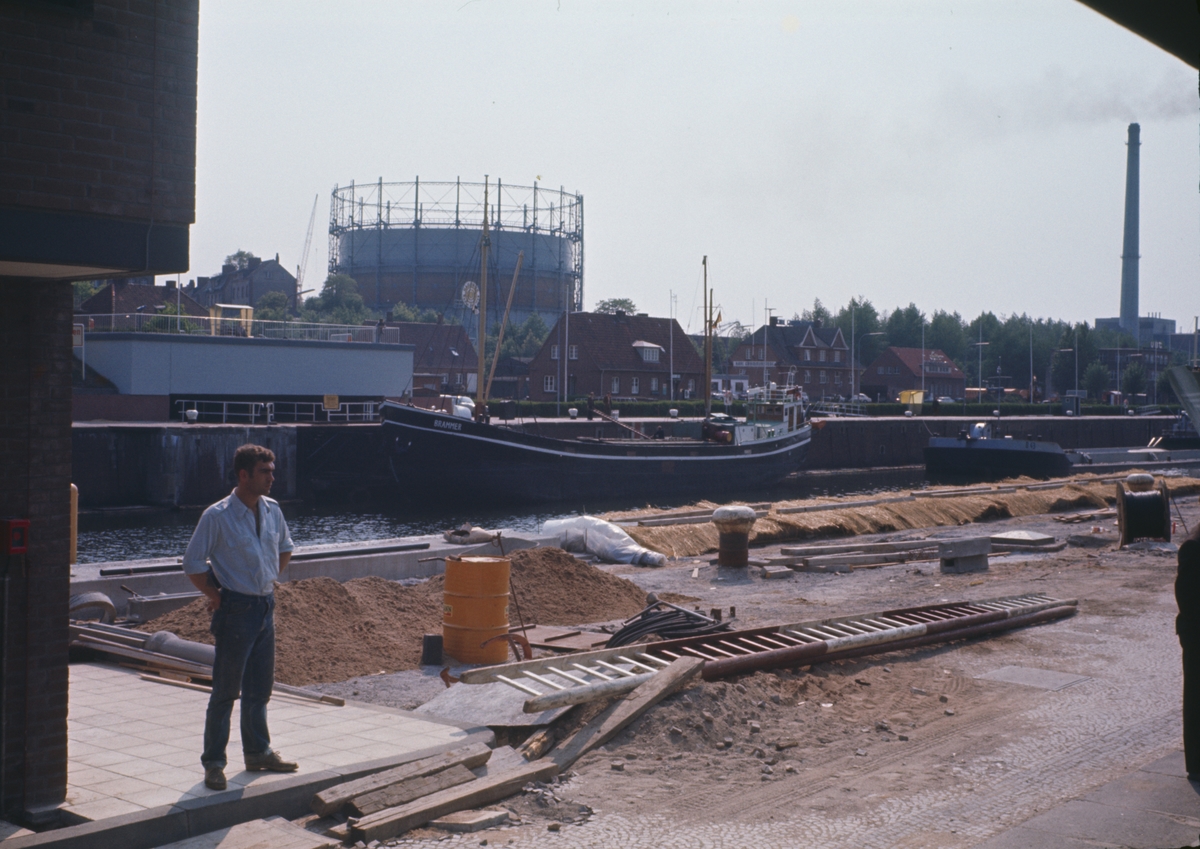 På bilden syns en sluss med byggarbetsplats vid Kielkanalen.