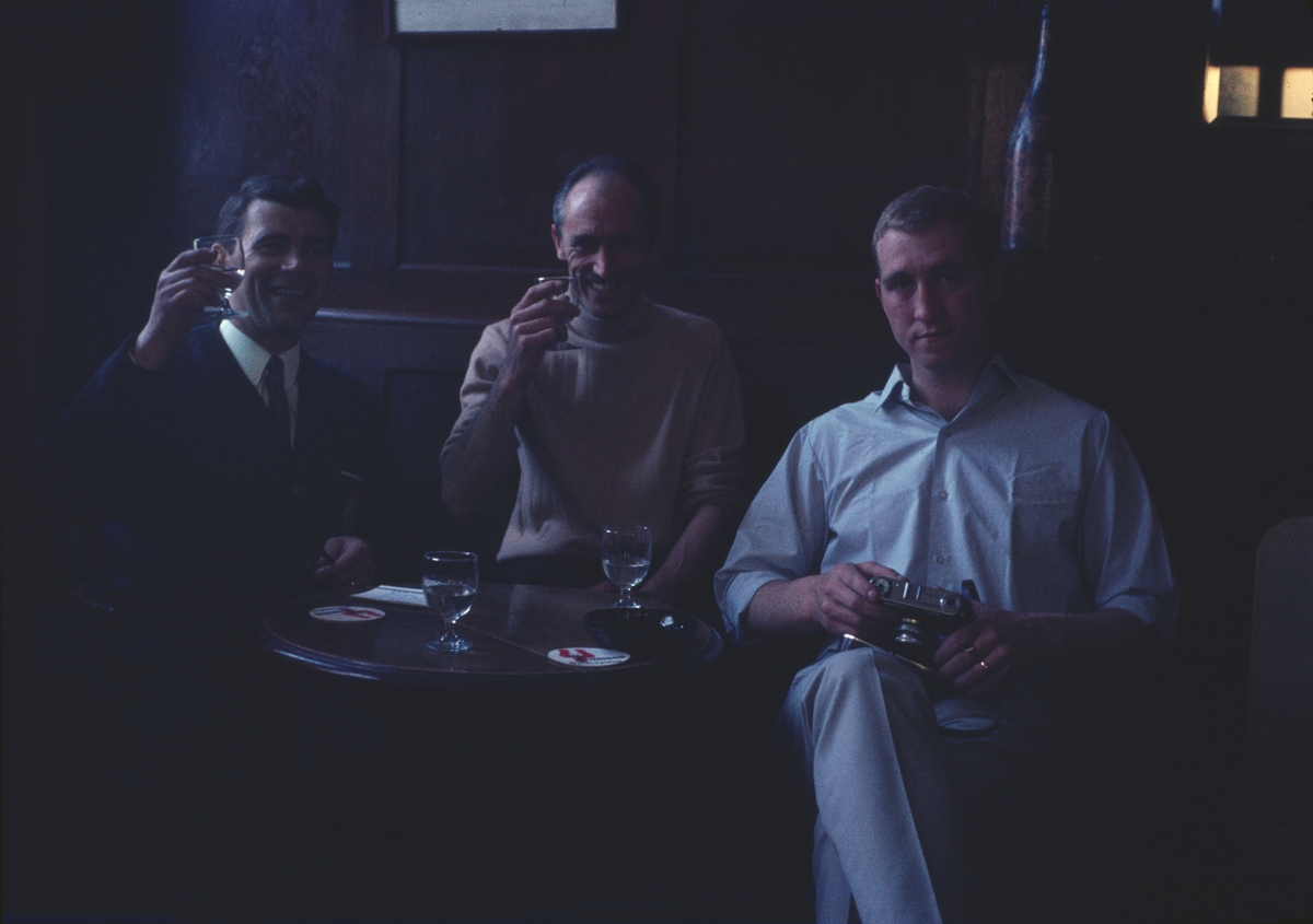På bilden syns en grupp sjömän från jagaren Öland som sitter i rund ett bord och skålar.