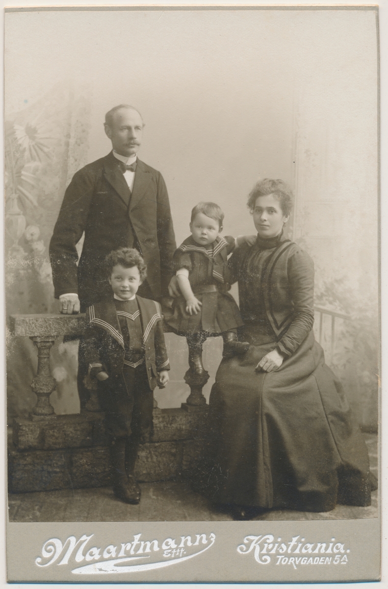 Familiefoto av familien Brevig. Mor, Karen Brevig, far og to barn.
