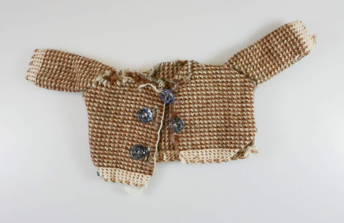 Liten jakke antageligvis brukt som dukkeklær. Jakken er laget i et vevd ullstoff og har brun- og hvit rutete mønster. På forstykket er det fire blå plastknapper. 