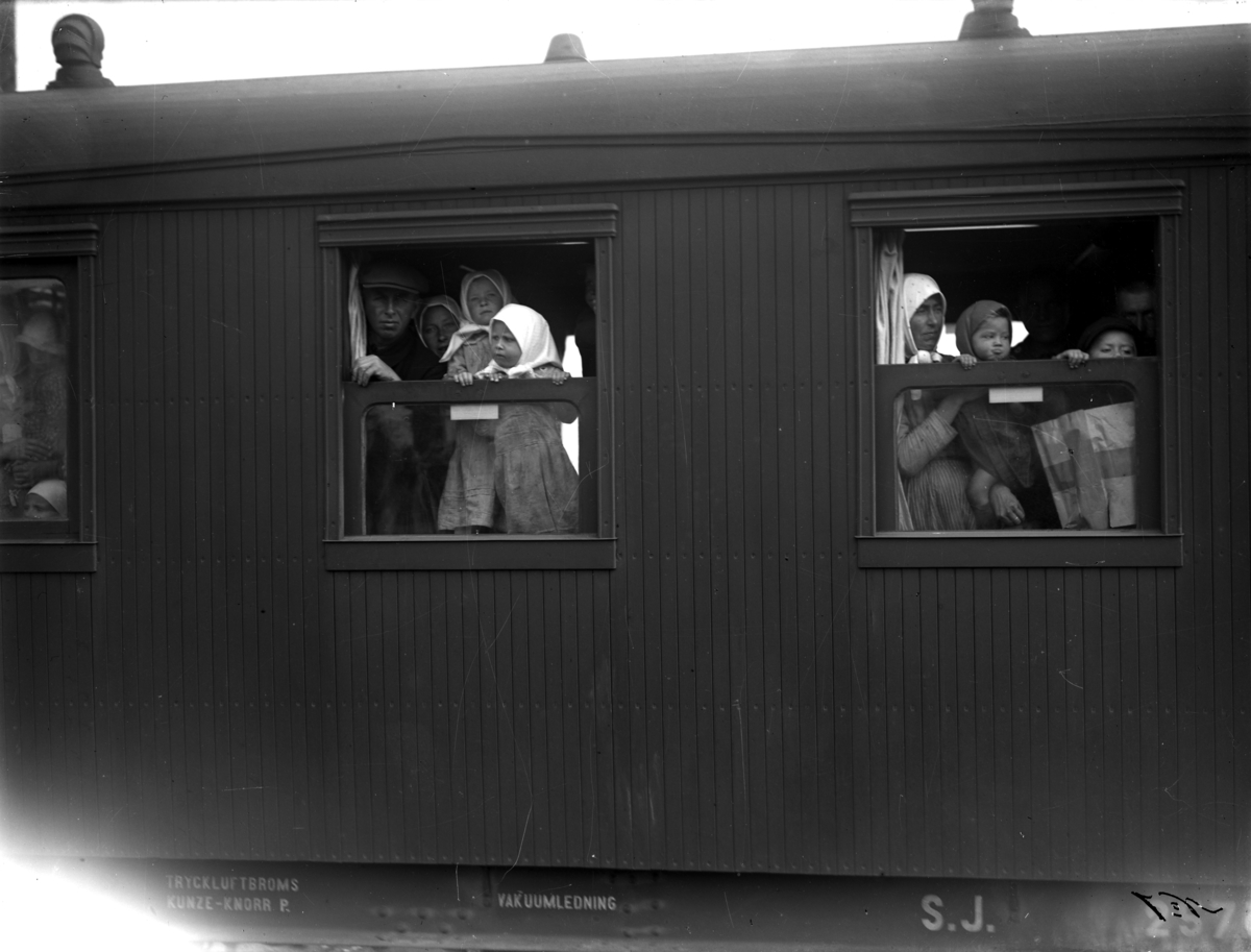 Svenskbyborna anländer till Jönköpings station med två chartrade tåg fredag 2 augusti 1929.