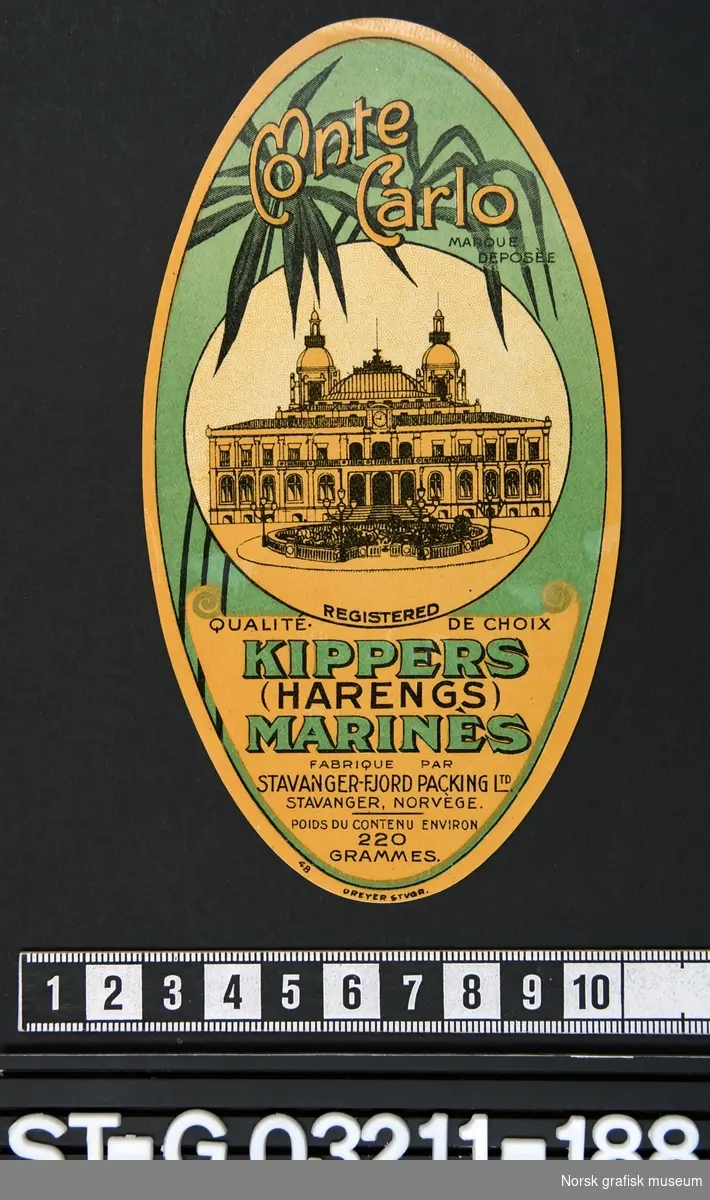 Oval etikett i lys grønn og gult med en illustrasjon av et stort klassisk bygg midt på.

"Kippers (herings) marinès"