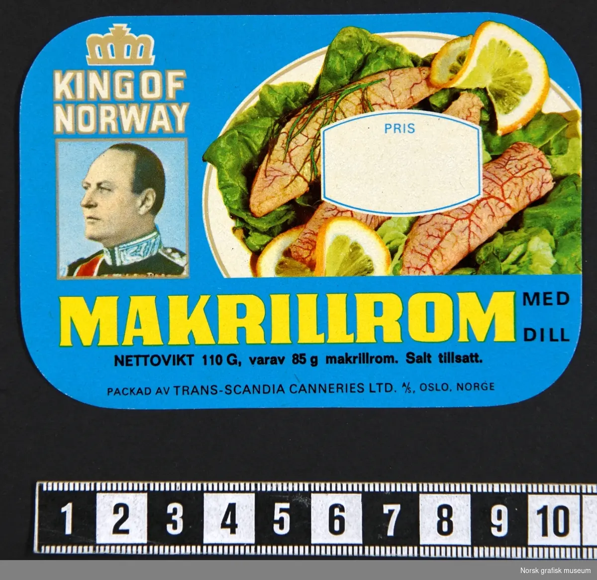 EN bunke med etiketter med blå bakgrunnsfarge og illustrert med et fat dandert med rogn, sitronskiver og salat. 
Under varenavnet er et bilde av Kong Olav. 

"Makrillrom med dill"