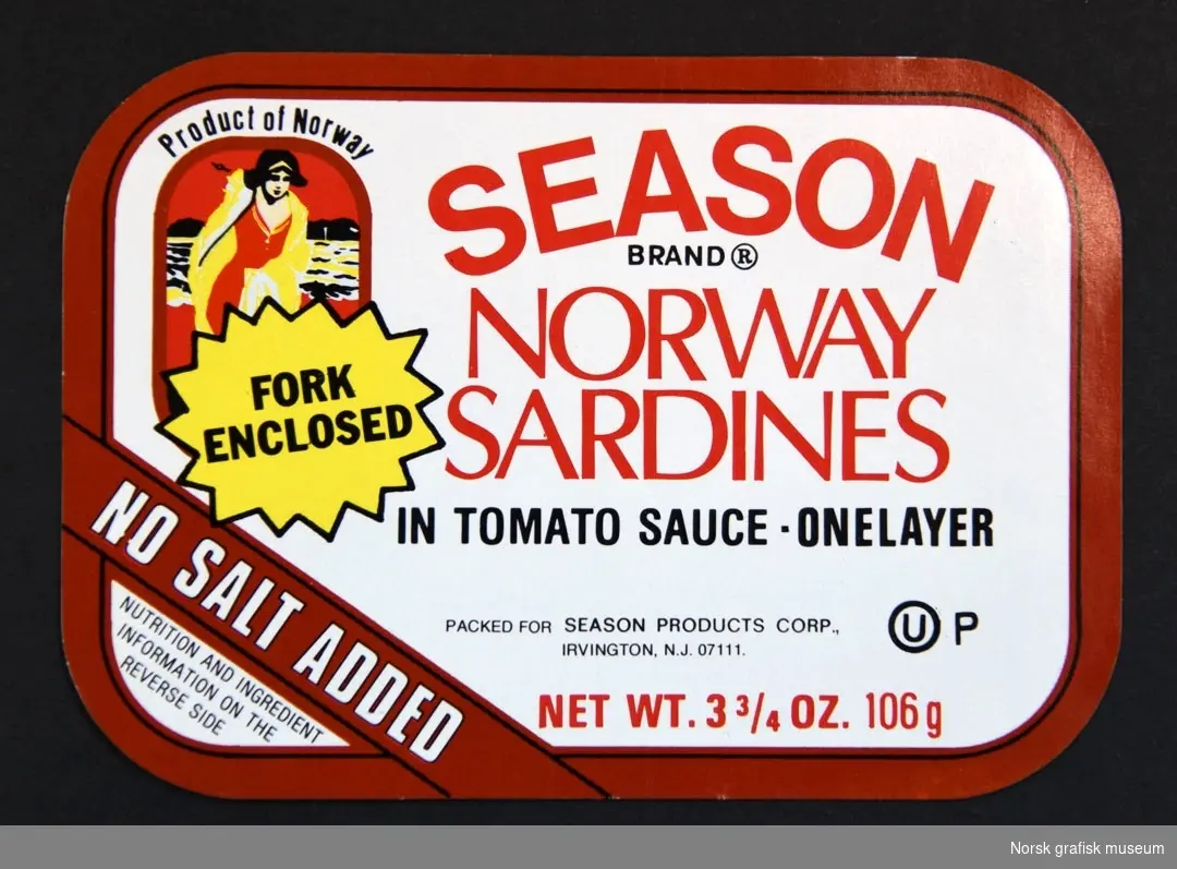 Etikett med hvit bakgrunn og brun ramme. TIl ventre er en illustrasjon av en kvinne på stranden (?). 

"Norway sardines in tomato sauce"