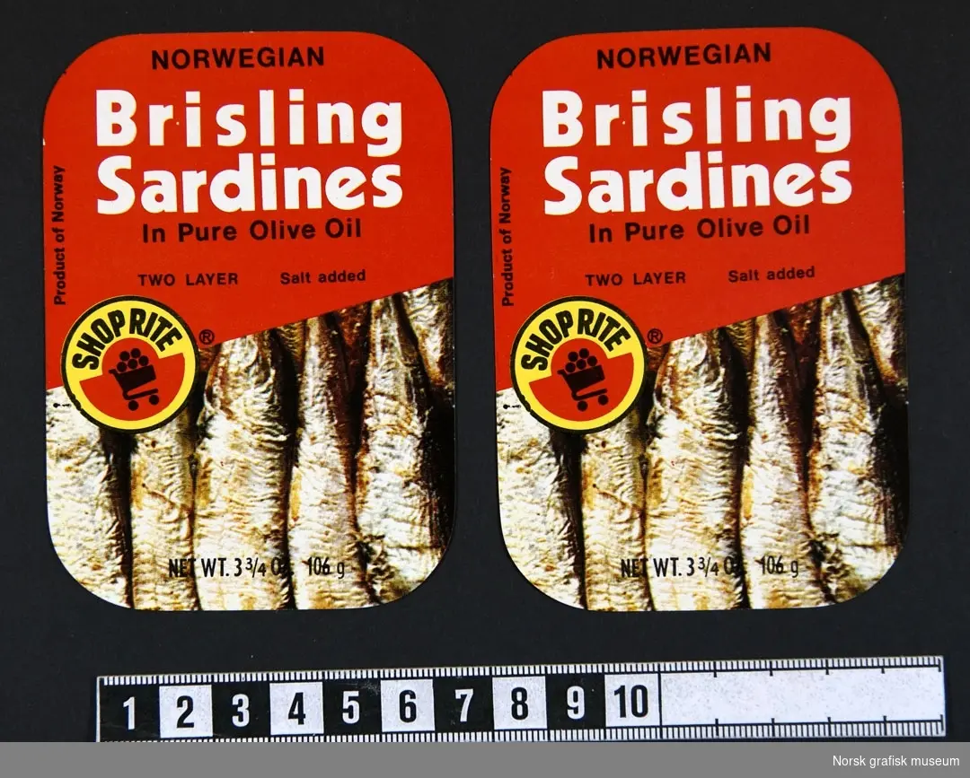 To etiketter med bilde av innholdet (sardiner) på ene halvdelen, mens den andre er rød med varebeskrivelsen: 

"Norwegian brisling sardines in pure olive oil"