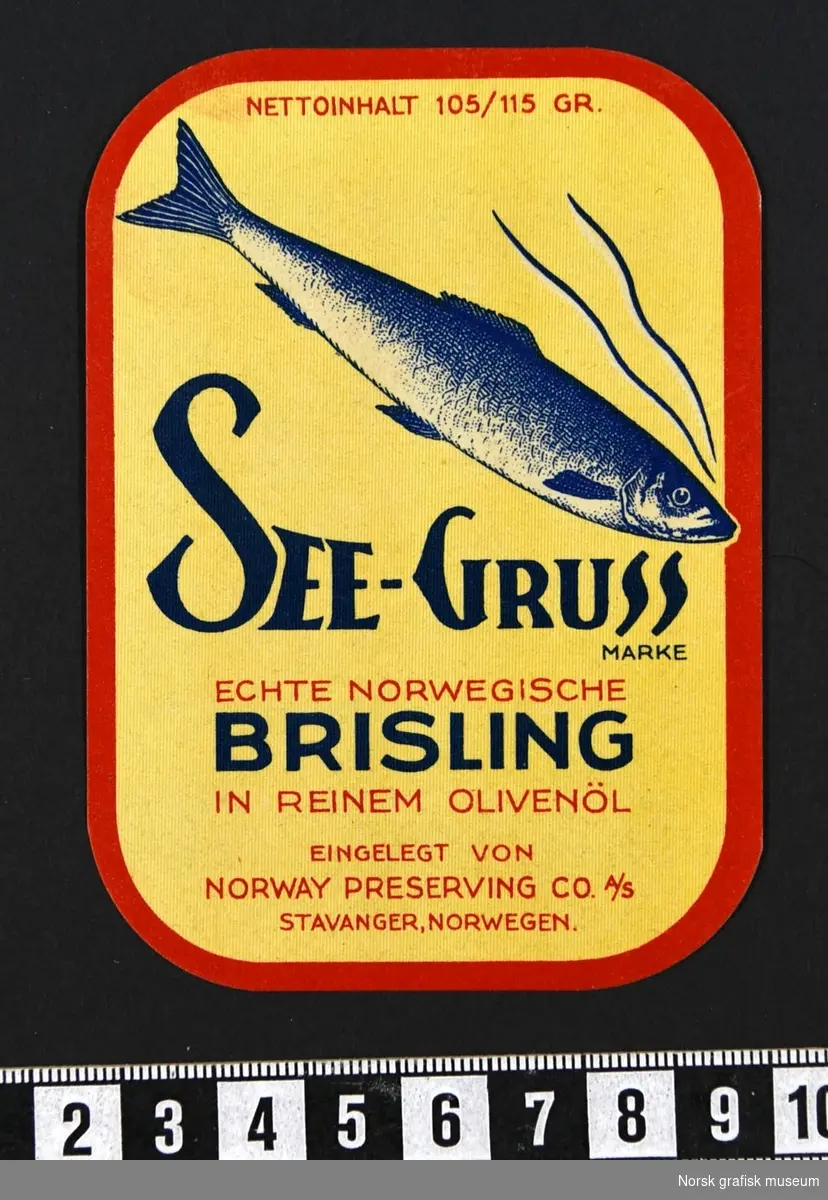 Gul etikett med rød ramme. Sentralt på er en en illustrasjon av en fisk.

Tekst på tysk: 
"Echte Norwegische brisling in reinem olivenöl"